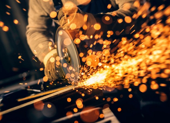 Không cẩn trọng, một công nhân bị cưa máy cắt phăng 'của quý' ảnh 1